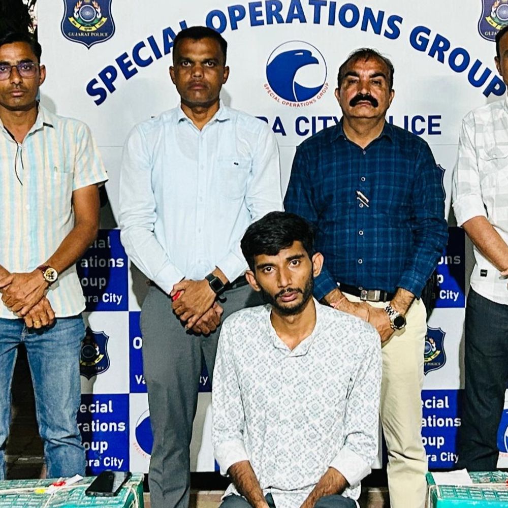 ડિગ્રી વગર પ્રેક્ટિસ કરતો ‘બોગસ ડોક્ટર’ ઝડપાયો:વડોદરામાં આરોગ્ય કેન્દ્રના મેડિકલ ઓફિસરને સાથે રાખી ક્લિનિક પર SOGની રેડ, 7 મહિનાથી ચાલતી હતી ગેરકાયદેસર હાટડી, સ્ટીરોઈડ, એન્ટિબાયોટિક અને પેઈન કિલર દવાઓ જપ્ત