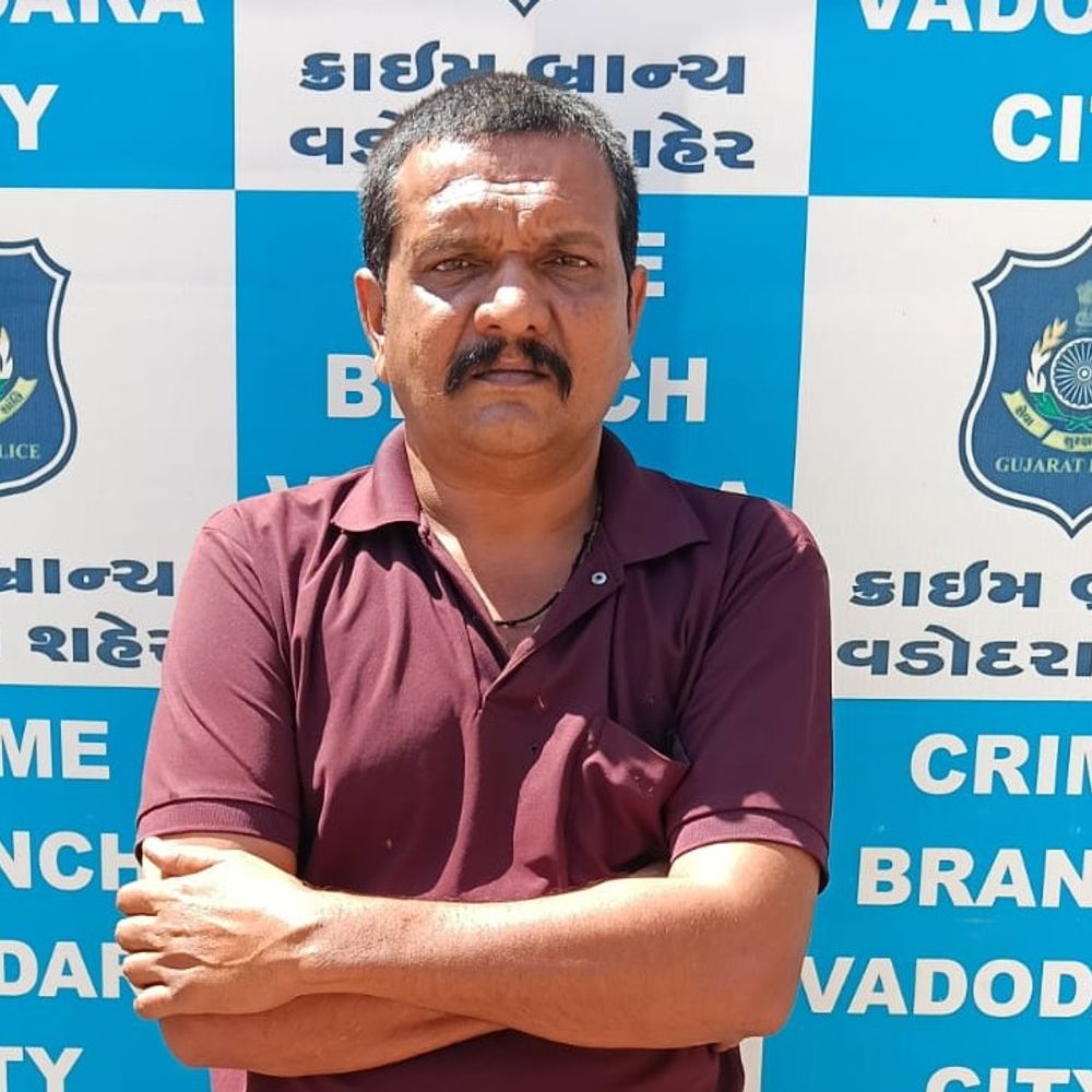 વડોદરા અને સુરતના બે કેસમાં વોન્ટેડ હતો:સુરતમાં આધેડને 40 લાખ રૂપિયા આપ્યા બાદ 1.85 કરોડ રૂપિયા પડાવ્યા બાદ પણ ધાક ધમકી આપવાના કેસમાં વડોદરા ક્રાઇમ બ્રાન્ચે એક આરોપીને ઝડપી પાડ્યો