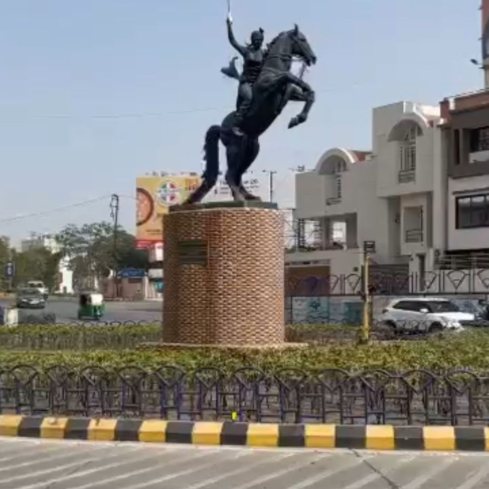 રાજકોટમાં ગરમીનો પ્રકોપ વધ્યો:રેડ એલર્ટની સ્થિતિમાં તાપમાન 40 ડિગ્રીને પાર, લૂનાં કારણે AQI 150ને પાર થતા જનજીવન પ્રભાવિત, બપોરના સમયે માર્ગો સુમસામ, મનપાની એડવાઇઝરી જાહેર