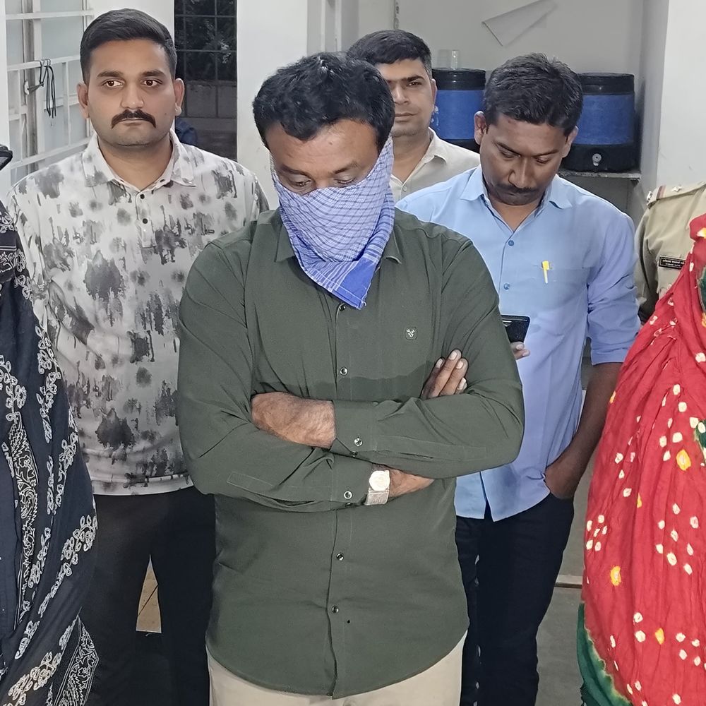 હનીટ્રેપ કરતી ગેંગ ઝડપાઇ:રાજકોટની હોટલમાં નિવૃત શિક્ષક પાસે બળજબરીથી શરીરસંબંધ બંધાવ્યો, ફોટા-વિડીયો ઉતારી રૂ. 12 લાખ પડાવ્યા, ક્રાઇમ બ્રાન્ચે બે મહિલા સહિત ત્રણને ઝડપી પાડ્યા