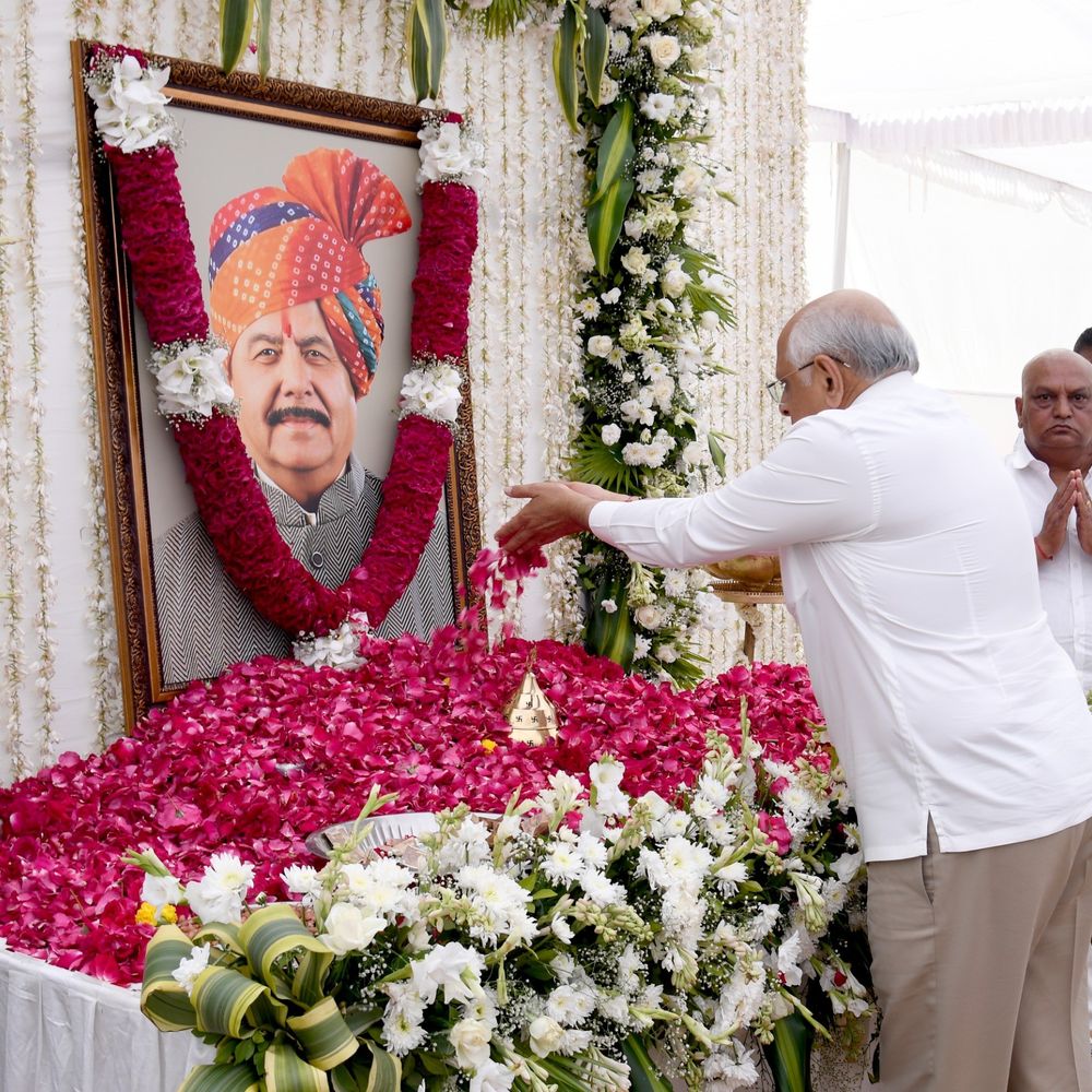 CM ભૂપેન્દ્ર પટેલે સ્વર્ગસ્થ ગોવિંદભાઈ પરમારને શ્રદ્ધાંજલિ આપી:આણંદના ચિખોદરામાં પ્રાર્થનાસભામાં પરિવારજનોને સાંત્વના પાઠવી