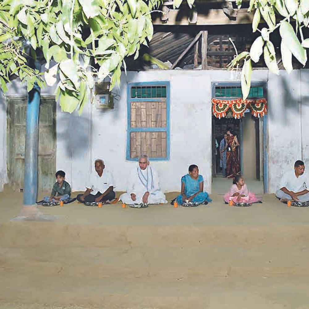 રાજ્યપાલની સહજતા અને આત્મીયતા:રૂમલામાં રાજ્યપાલે આદિવાસી પરિવાર સાથે સંવાદ કરી સાદા ભોજનનો આસ્વાદ માણ્યો