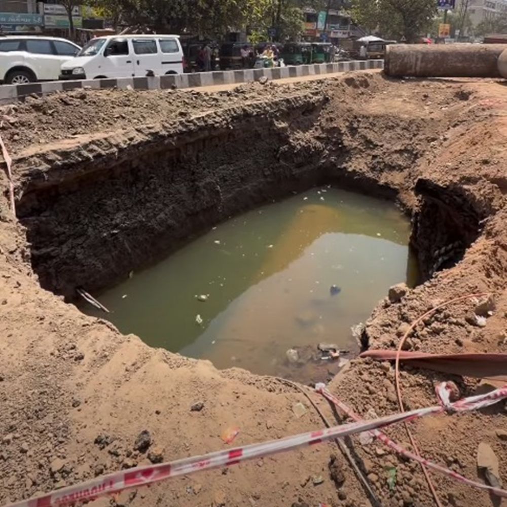 20થી વધારે સોસાયટીના રહીશો પરેશાન:ભરૂચની શ્રવણ ચોકડી પાસે 15 દિન પહેલાં ખોદાયેલો ખાડો પૂરાયો નથી
