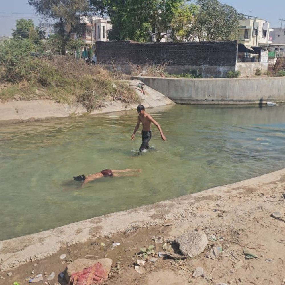 પાટણ પીવાના પાણીની કેનાલમાં સ્નાન અને કપડાં ધોવાતાં પ્રદુષણ:કોંગ્રેસ પ્રમુખે ચીફ ઓફિસરને રજૂઆત કરી, કેનાલ પાસેના દબાણો હટાવવા માંગ