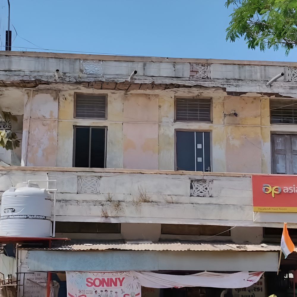 જૂની ઇમારતના પોપડા ખર્યા:છોટાઉદેપુર નગરપાલિકાની નવી ઇમારત થતાં જૂનીની દુર્દશા, વેપારીઓના માથે જોખમ