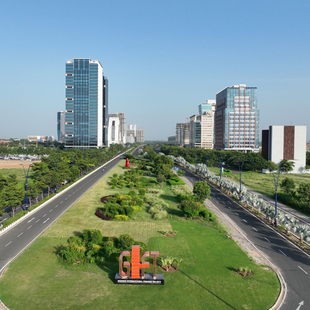 ગાંજો વેચવા ગિફ્ટ સિટીમાં લક્ઝુરિયસ ફ્લેટ ભાડે લીધો:રાજકોટનો યુવાન રોજનું 3,000 ભાડું ચુકવતો; 26 લાખનો ગાંજો, બે મોંઘા આઇફોન, ઇલેક્ટ્રિક વજન કાંટો જપ્ત