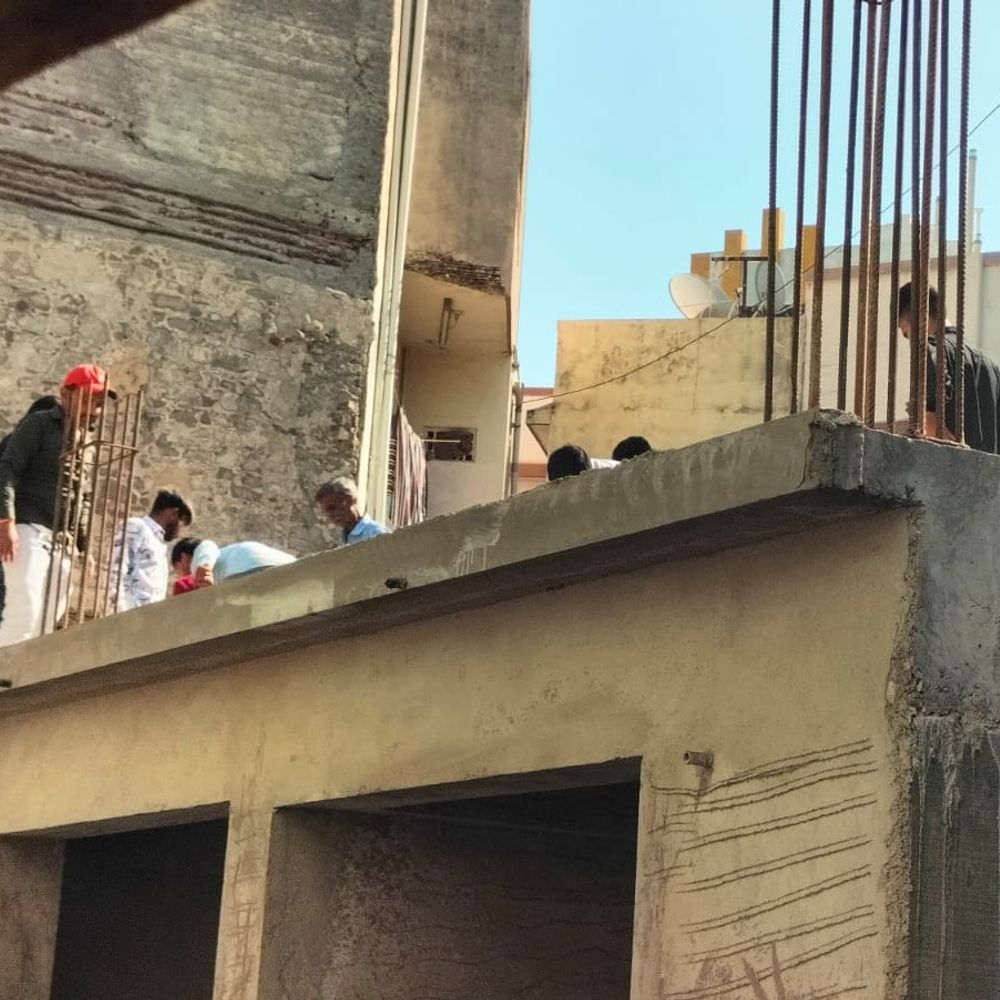 જામનગરમાં ગેરકાયદેસર 4 દુકાનો તોડી પડાઈ:મનપાની એસ્ટેટ શાખાએ પાંચહાટડી વિસ્તારમાં કાર્યવાહી કરી