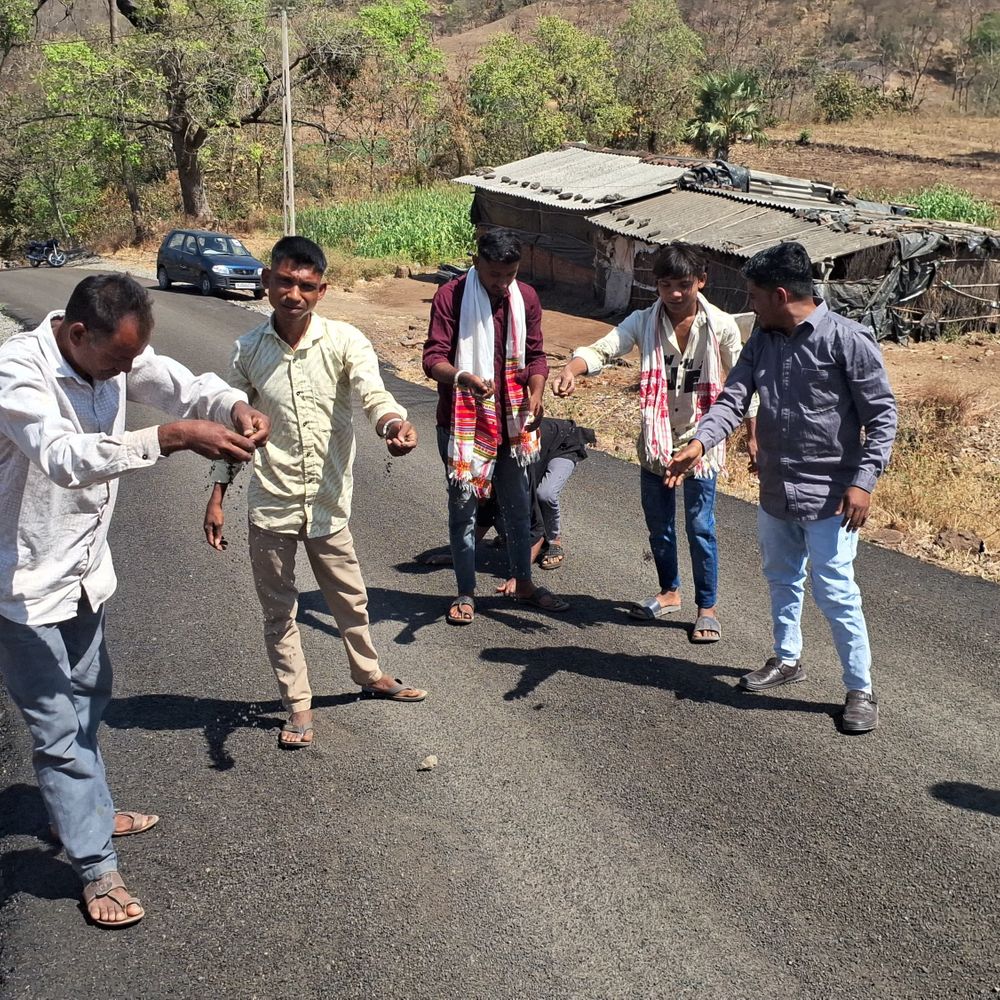 કવાંટના માણકા રોડના કામમાં ભ્રષ્ટાચારનો આરોપ:સ્થાનિકોએ હાથથી ડામર ઉખાડ્યો; ફરી રોડ બનાવવાની માંગ કરી