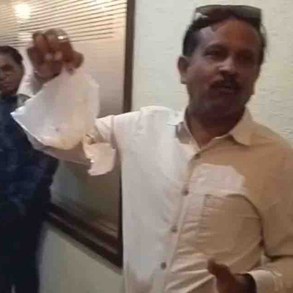 અમરેલીની અવધ રેસ્ટોરન્ટમાં છાશમાંથી જીવાત નીકળી, VIDEO:ઘરે જઈને પાર્સલ ખોલતા જ ગ્રાહક ચોંકી ગયો, ફૂડ વિભાગે દરોડા પાડી સેમ્પલ લીધા, નોટિસ અપાશે