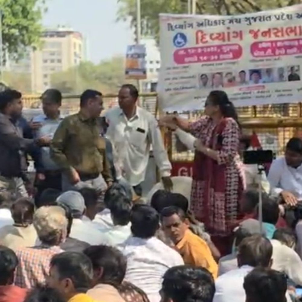 ગુજરાત બજેટમાં દિવ્યાંગોની ઉપેક્ષા થયાનો આક્ષેપ:ગાંધીનગર સત્યાગ્રહ છાવણી ખાતે દિવ્યાંગોએ સૂત્રોચ્ચાર કરી સરકાર સામે બાંયો ચડાવી, સાયકલની જગ્યાએ સ્કુટી સહિત પેન્શનની માંગ