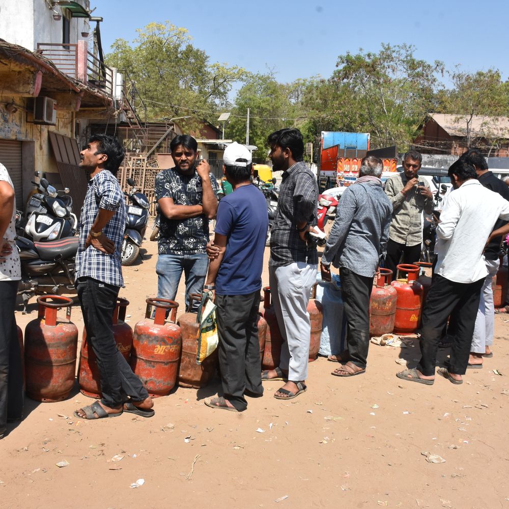 ભાસ્કર ગ્રાઉન્ડ રિપોર્ટ‎:લોકો ડરના માર્યા એક જ દિવસમાં 500ને બદલે 1300 ગેસ બોટલ લઇ ગયા, તંત્રે કહ્યું-સમસ્યા નથી