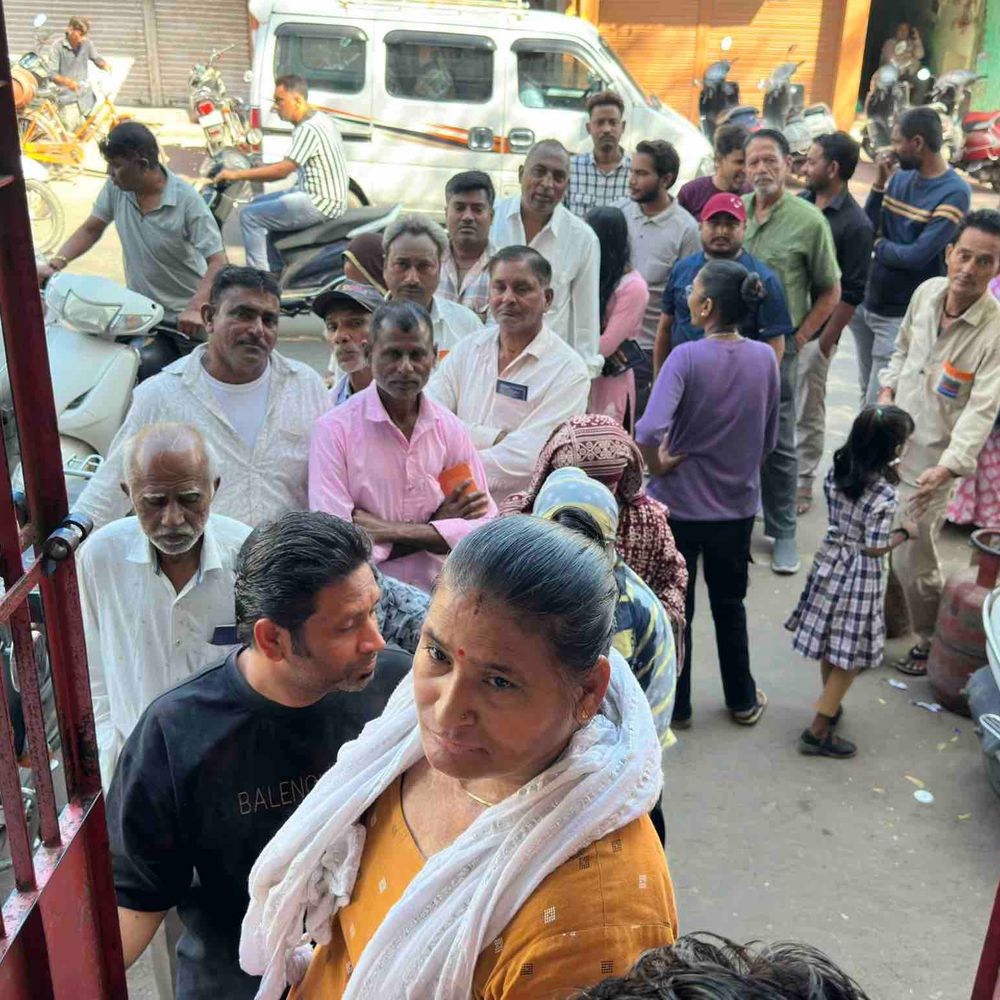 ફોન બુકિંગ બંધ થતા ગ્રાહકો એજન્સી પર ઉમટ્યા:પાટણમાં ગેસ સિલિન્ડર માટે લાંબી લાઈનો, નવા નિયમના બોર્ડ લાગ્યા