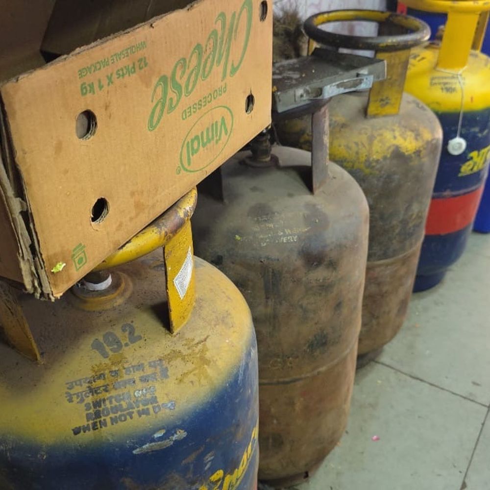 સુરતમાં કોમર્શિયલ ગેસ સિલિન્ડરની ભારે અછત:ફરસાણના વેપારીઓ મુશ્કેલીમાં, ડીલરે કહ્યું- 'હવે બધું ભગવાન ભરોસે, 'આખું ગુજરાત મુશ્કેલીમાં છે'