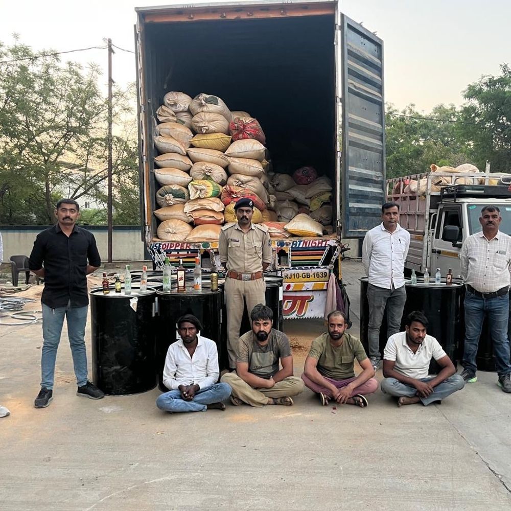 લાકડાના ભૂસાની આડમાં લવાતો લાખોનો દારૂ ઝડપાયો:હરણી પોલીસે NH-48ના સર્વિસ રોડ પરથી મોટા જથ્થા સાથે 4 આરોપીને દબોચી લીધા