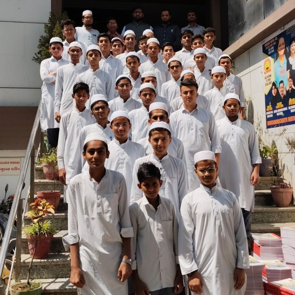 ગોધરા સ્કૂલના 11 સાયન્સના વિદ્યાર્થીઓ માટે મેડિકલ વિઝિટ:ડૉ. ઝાકીર હુસૈન હાયર સેકન્ડરી સ્કૂલ દ્વારા શામળાજી હોમિયોપેથિક કોલેજની મુલાકાત