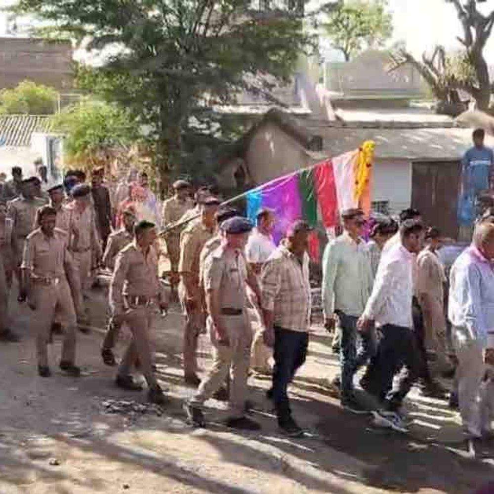 અમીરગઢ પોલીસે ડુંગરપુરી મંદિરે નેજુ ચઢાવ્યું:ફાગણ વદ આઠમના મેળામાં ચુસ્ત બંદોબસ્ત વચ્ચે પરંપરા જાળવી