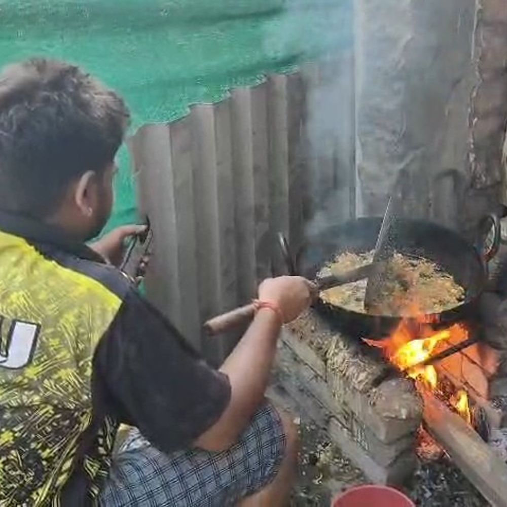 યુદ્ધને કારણે દમણમાં ગેસની અછત:લારીધારકો ઈંટો અને લાકડા ગોઠવી દેશી ચૂલા પર સમોસા સહિતનો નાસ્તો બનાવતા નજરે પડ્યાં