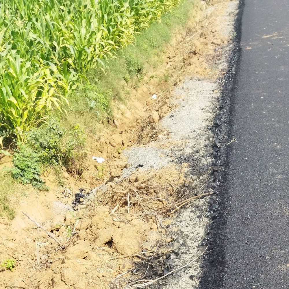 અધૂરી કામગીરીથી લોકો થયા પરેશાન:માલપુરના ઉભરાણ-ગોતાપુર એપ્રોચ રોડની અધૂરી કામગીરીજલ્દી પૂર્ણ કરો