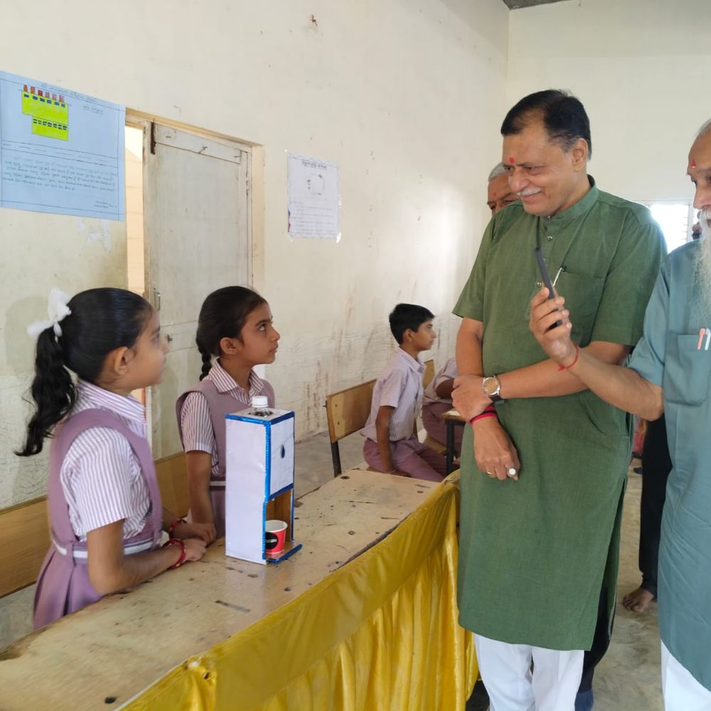 લીંબડી સરસ્વતી વિદ્યાલય ખાતે વિજ્ઞાન પ્રદર્શન યોજાયું‎:સોલાર પેનલ, ડ્રિપ ઈરિગેશન, ઓર્ગેનિક ખેતી સહિતની 22 કૃતિ રજૂ કરવામાં આવી