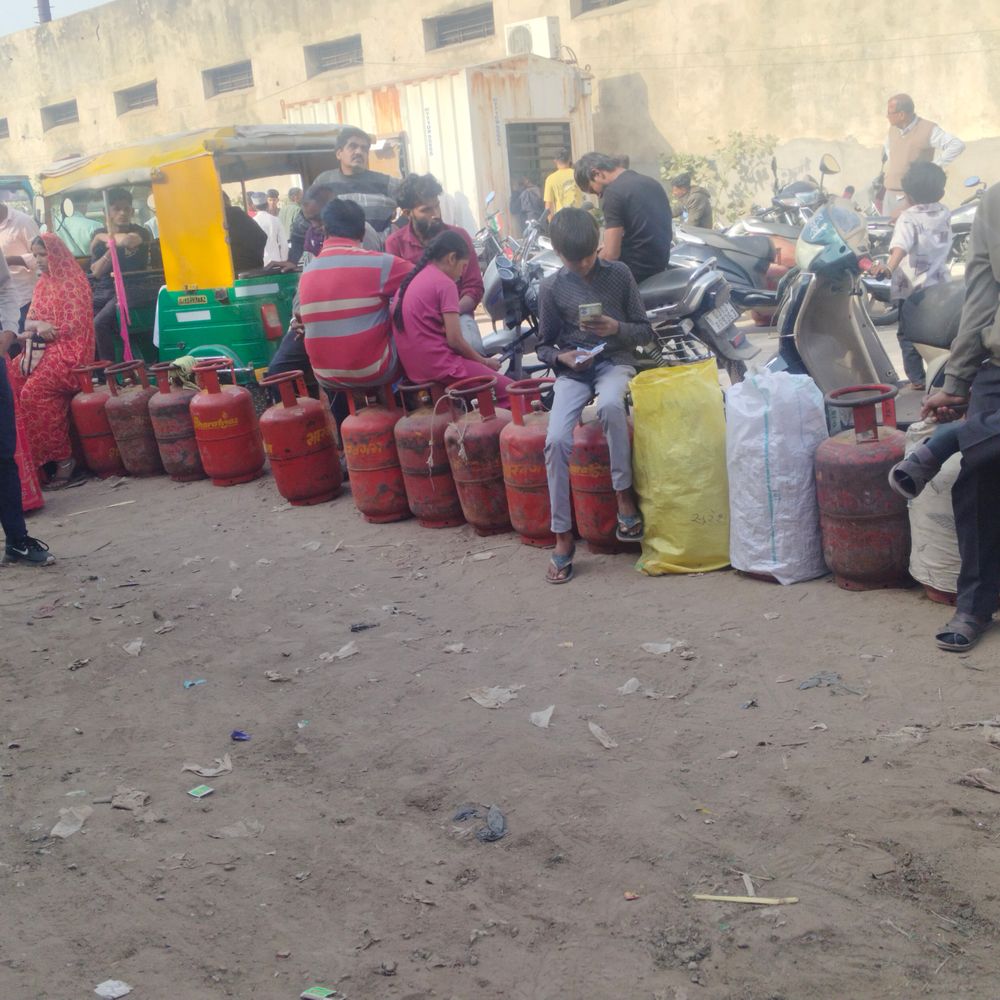 ઘરેલું ગેસમાં 3100નું વેઇટીંગ:કેટરર્સ સંચાલકોએ કહ્યું, હવે લાકડાં જ વિકલ્પ‎