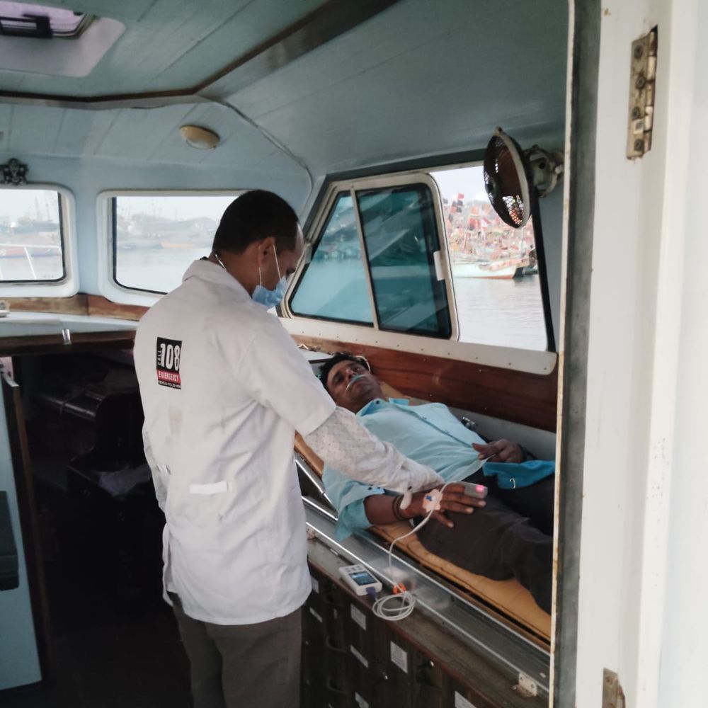 સમુદ્રી સારવાર:દરિયામાં ફિશિંગ કરતી બોટના ખલાસીને લોહીની ઉલ્ટી થયા બોટ એમ્બ્યુલન્સથી રેસ્ક્યુ કર્યું