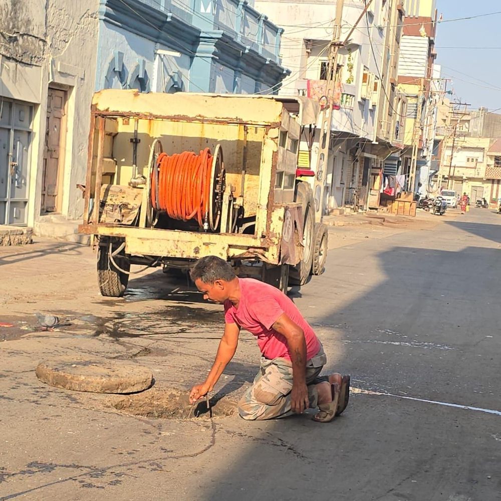 કામગીરી:પોરબંદર મહાનગરપાલિકા દ્વારા વોર્ડ નં. 6 માં ગટર સફાઈની કામગીરી હાથ ધરાઈ