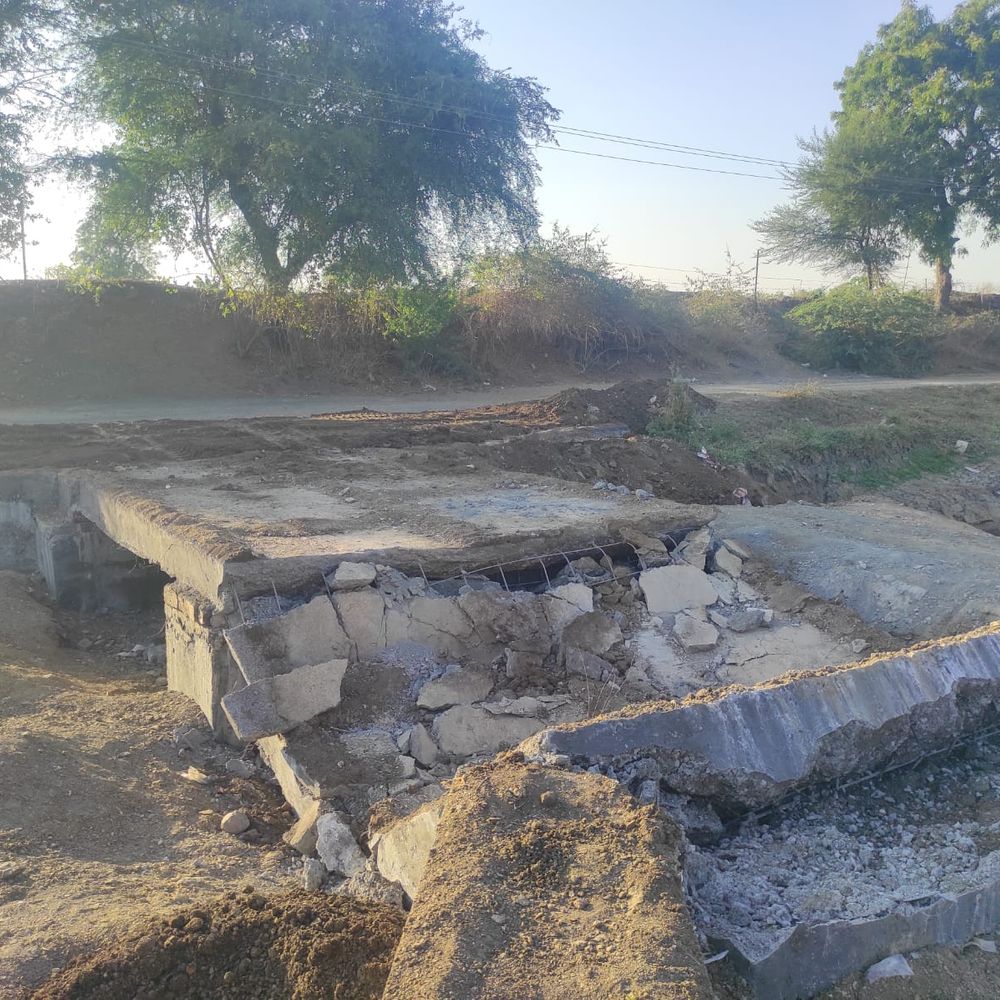 નબળા વિકાસની હરણફાળ:માત્ર 10 દિવસ બનેલો પુલ ધરાશાયી !, બાઢડામાં લામધાર નદી પર પરા વિસ્તારને જોડતો પુલ 5 લાખના ખર્ચે બન્યો હતો‎