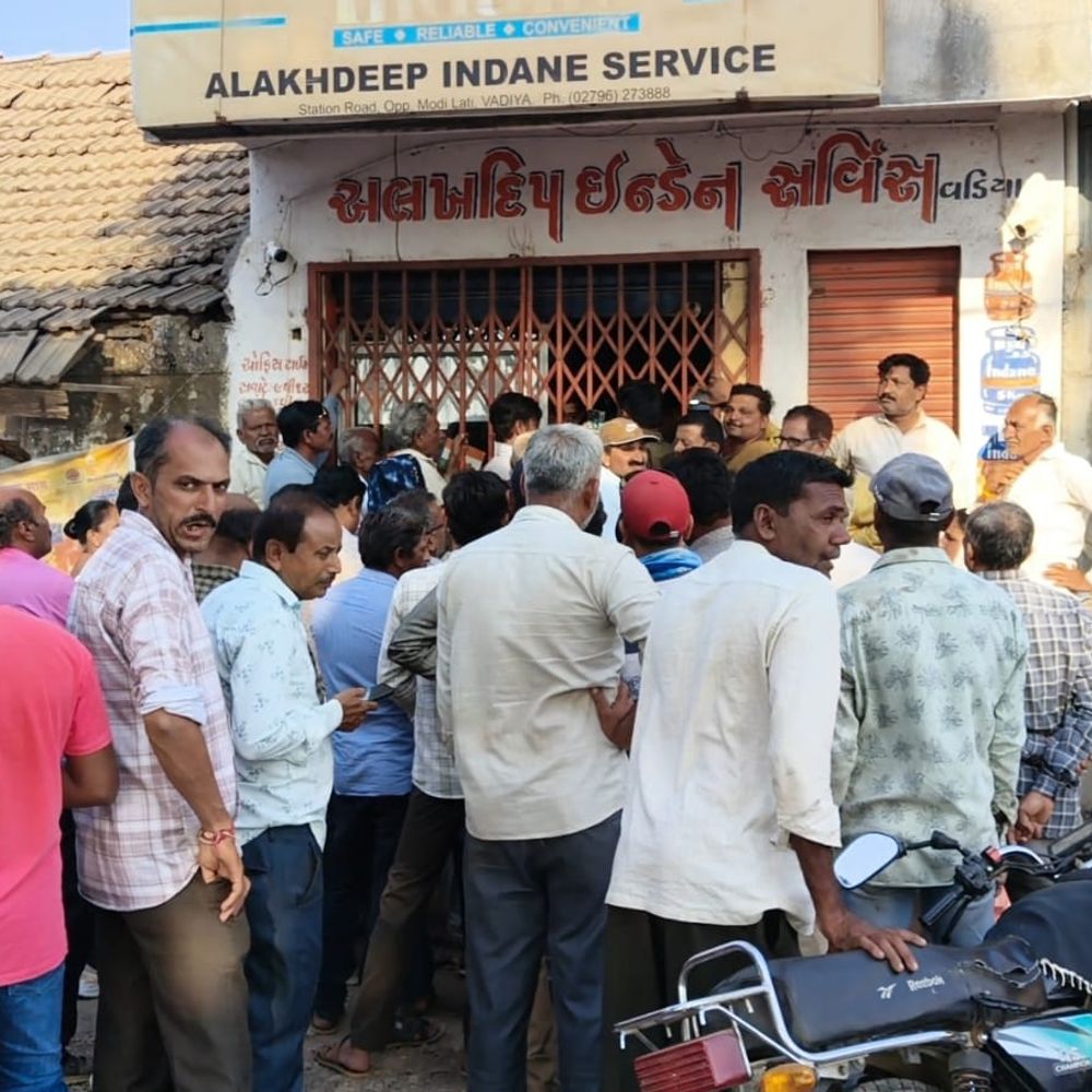 ભાસ્કર ગ્રાઉન્ડ રિપોર્ટ:વડિયા ખાતે 1000 સિલિન્ડરનું બુકીંગ, પણ આવ્યા માત્ર 300: ગેસ એજન્સી પર ધસારો