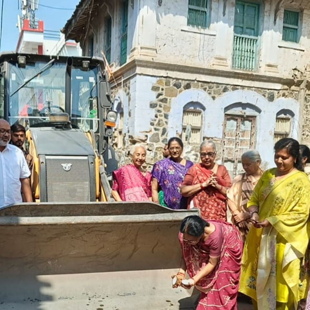 બોટાદના વોર્ડ 9માં પેવર બ્લોક રોડનું ખાતમુહૂર્ત:લુહાર શેરી/અવેડા ગેટ વિસ્તારમાં નગરપાલિકા પ્રમુખ સહિતના આગેવાનો હાજર