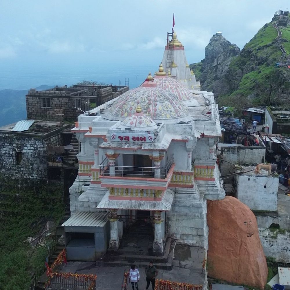 ગિરનાર પર અંબાજી મંદિરના ભંડારામાં દારૂ-નોનવેજની પાર્ટી, VIDEO:જ્યાં માતાજીને પ્રસાદ તૈયાર થાય છે તે સ્થળને જ અપવિત્ર કર્યું, 11 કર્મચારીઓની હકાલપટ્ટી કરવામાં આવી