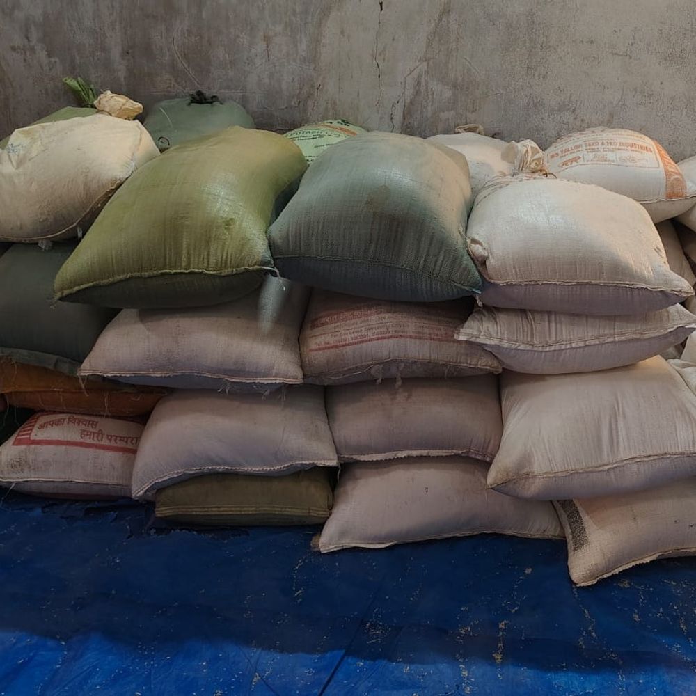 સુરેન્દ્રનગરમાં ચોખાના શંકાસ્પદ 46 કટ્ટા ઝડપાયા:પુરવઠા વિભાગે વઢવાણ-લખતર રોડ પર વાહન સીઝ કર્યું; લાખોનો મુદ્દામાલ જપ્ત