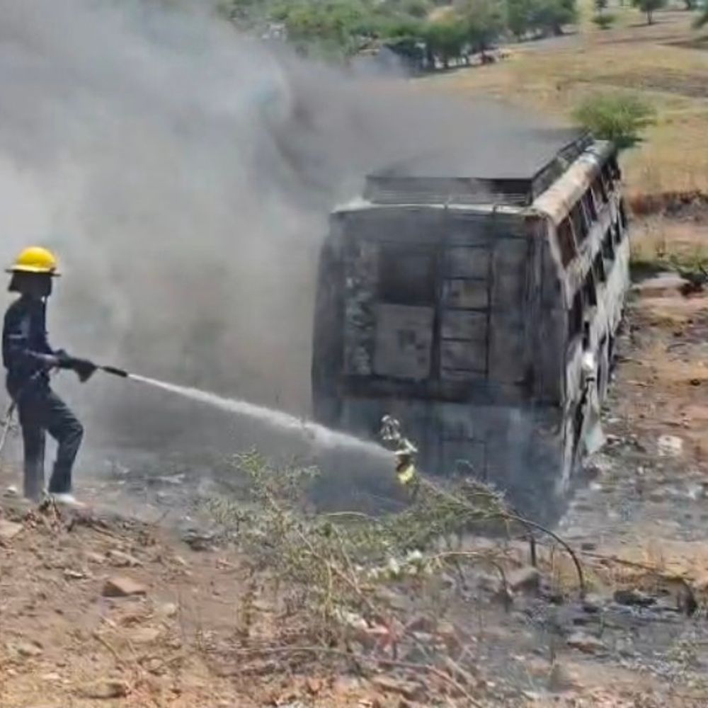 દાહોદમાં અકસ્માત થયેલી બસમાં રિપેરિંગ સમયે આગ:ગેસ વેલ્ડિંગ સમયે તણખલો ઉડતા આખી બસ બળીને ખાખ, ફાયર બ્રિગેડ આગ ઉપર મેળવ્યો કાબૂ