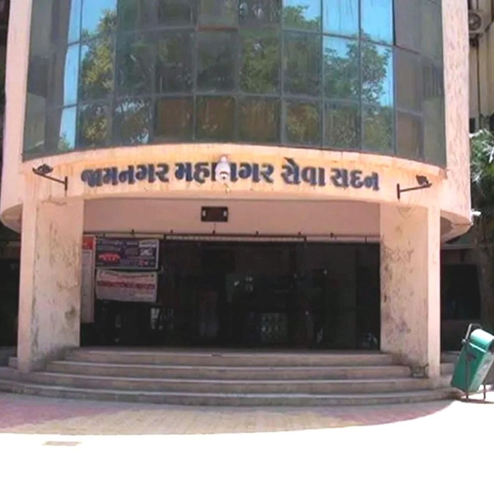 જામનગર મહાનગરપાલિકામાં આજથી વહીવટદાર શાસન શરૂ:પદાધિકારીઓના વાહનો જમા, નેમપ્લેટ દૂર; વહીવટદારે સત્તા સંભાળી