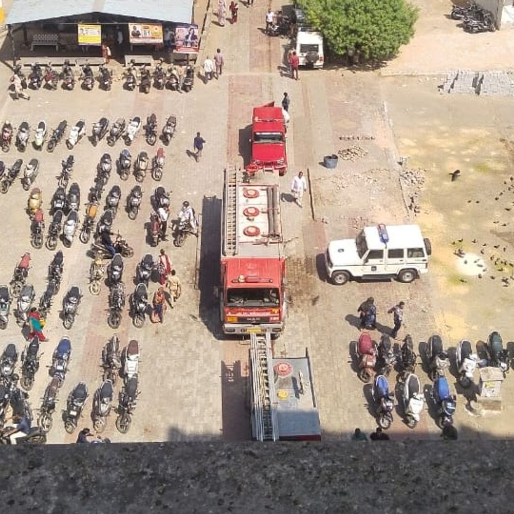 અમદાવાદ મેટ્રોપોલિટન કોર્ટને બોમ્બથી ઉડાવી દેવાની ધમકી:ફાયર વિભાગની ત્રણ ગાડીઓ કોર્ટ સંકુલમાં હાજર, આખી બિલ્ડિંગ ખાલી કરાઈ