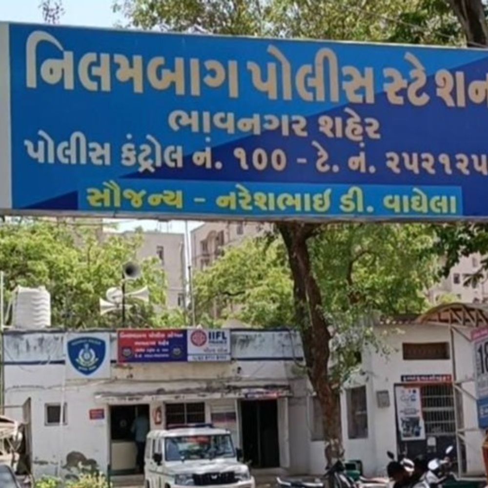 પત્નીની નજર સામે પતિને તલવાર મારી:શહેરમાં પૈસાની લેતીદેતીમાં મિત્રનો યુવક પર જીવલેણ હુમલો, બન્ને હાથમાં ગંભીર ઈજા