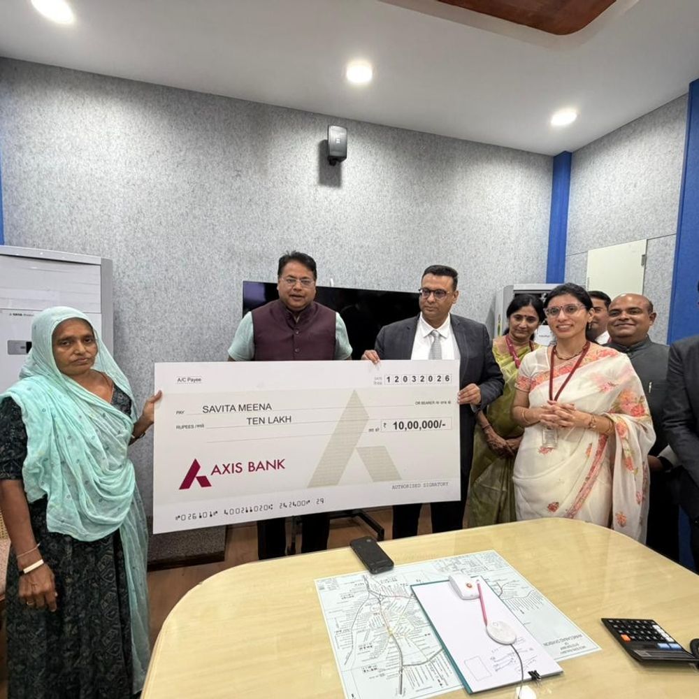 પશ્ચિમ રેલવે અને એક્સિસ બેંક વચ્ચે MoU:અમદાવાદ મંડળના બે મૃતક કર્મચારીઓના આશ્રિતોને 20 લાખની આર્થિક સહાય અર્પણ કરાઈ