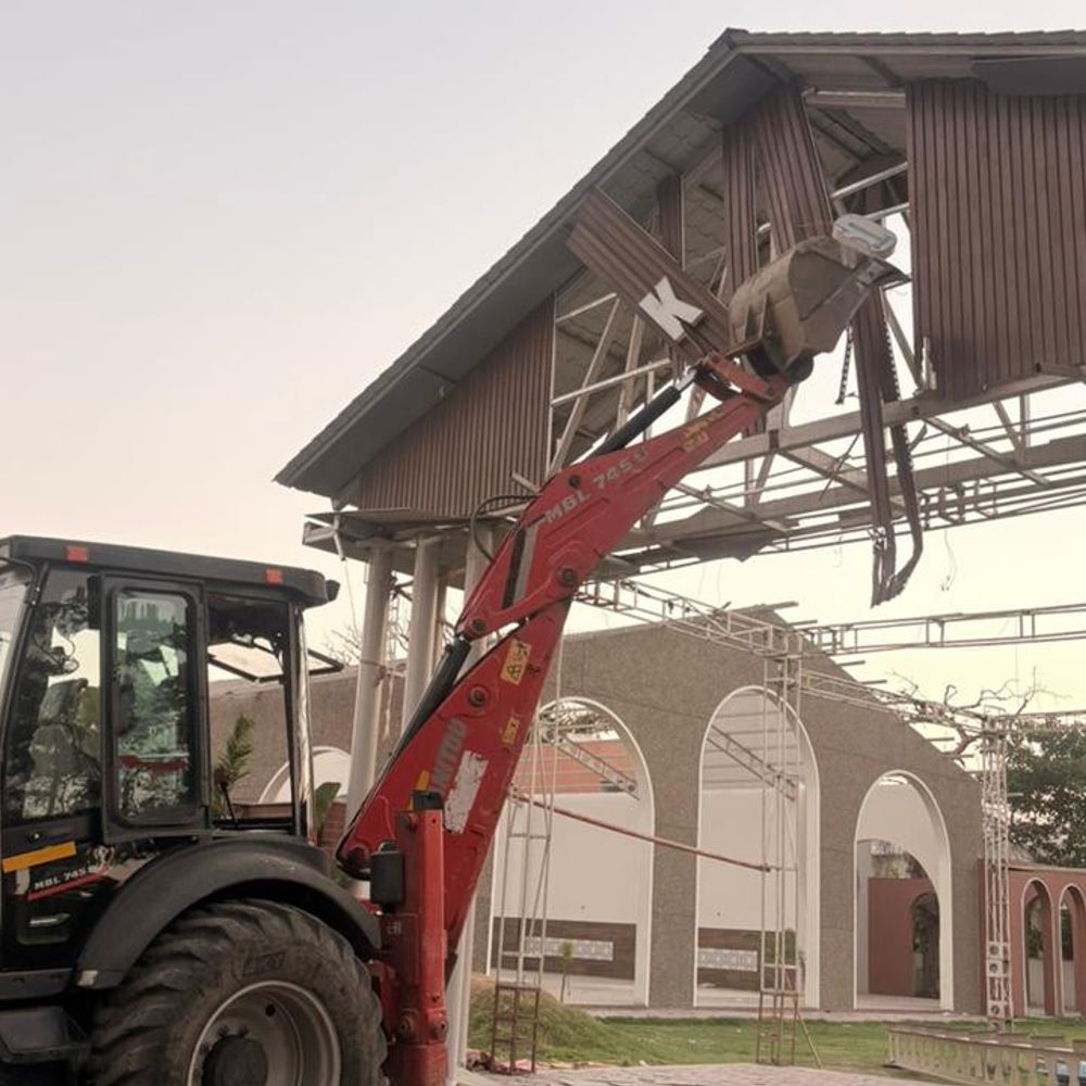 આણંદના જેકે લોટસ પાર્ટી પ્લોટ પર બુલડોઝર:બિનપરવાનગી બાંધકામ તોડાયું, હાઈકોર્ટની મુદત છતાં પુરાવા રજૂ ન થતા કાર્યવાહી કરાઈ