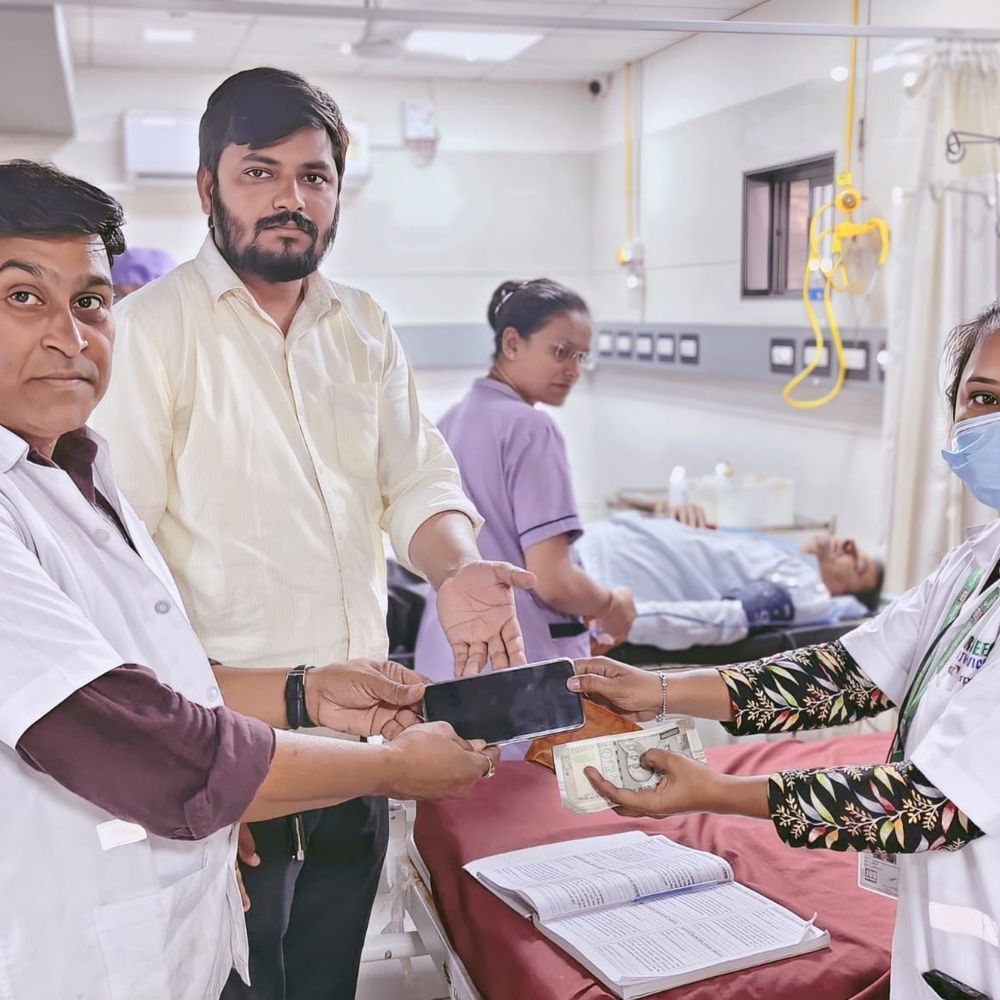 મહેસાણા 108ની ટીમે દાખવી પ્રમાણિકતા:અકસ્માતગ્રસ્ત દર્દીના રોકડા 11,500 અને મોબાઈલ પરિવારને પરત કર્યા