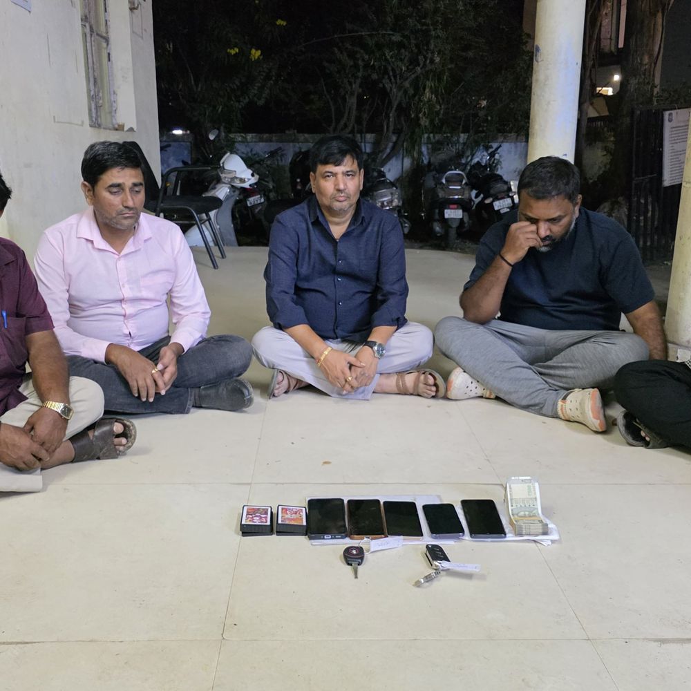 જગતપુરમાં જુગારના અડ્ડા પર PCBના દરોડા, પાંચ ઝડપાયા:ફ્લેટમાં જુગાર રમવા દેવા 300 રૂપિયા લેવાતા, પૈસા હારી જાય તો ગીરવે મૂકવા વાહનો લઈ આવતાં