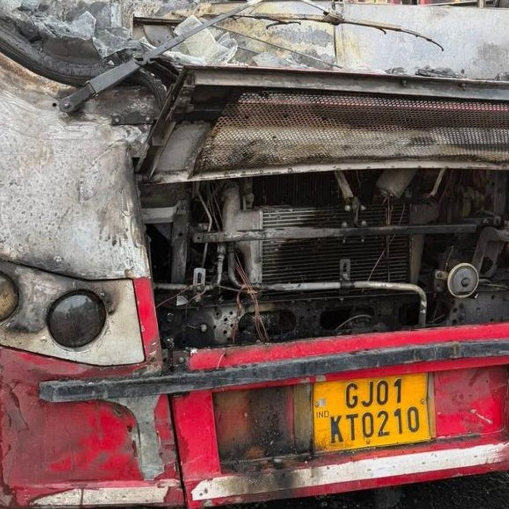 પેસેન્જર લેવા ઉભેલી બસમાં આગ:પાલડી ચાર રસ્તા પાસે લાલ દરવાજાથી બાવળા જતી બસમાં એન્જિનમાં આગ લાગી, કંડક્ટરે તરત પેસેન્જર ઉતાર્યા