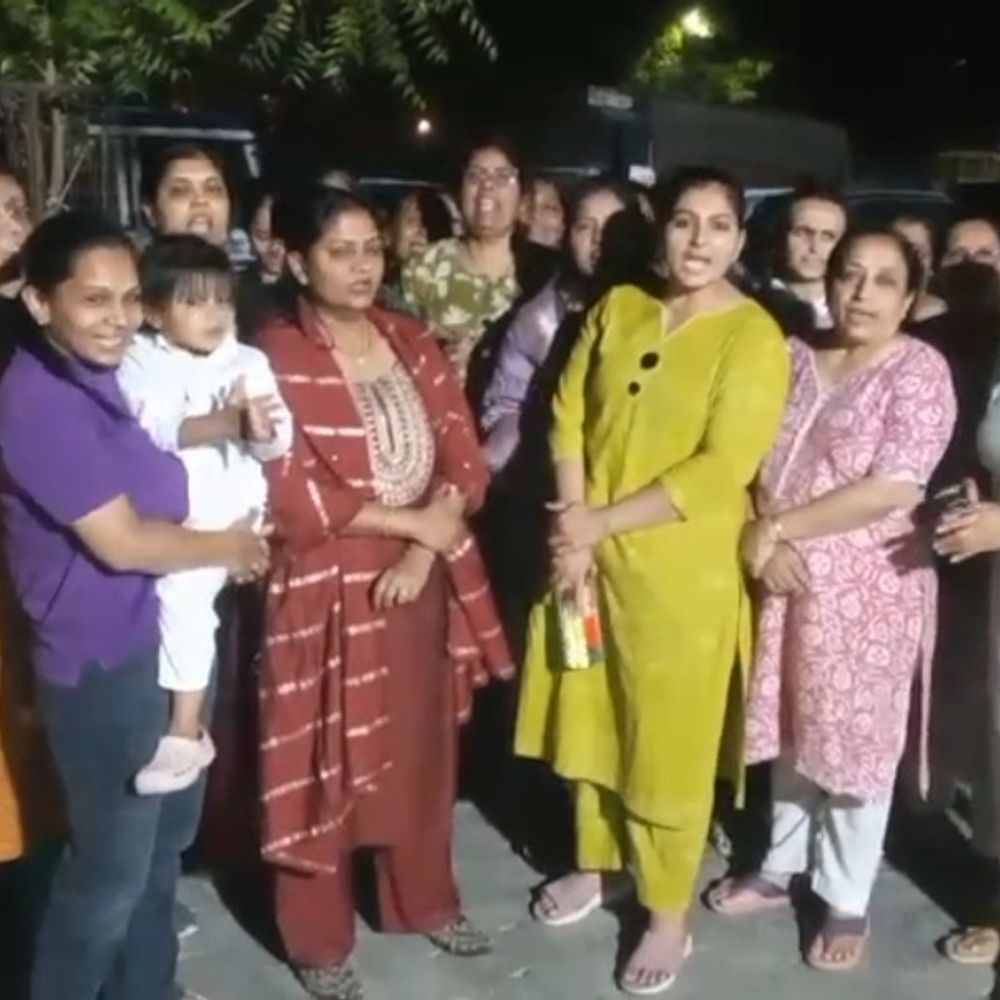 સામાન્ય બાબતે બે પક્ષ સામસામે:સાયન્સ સિટીમાં સોસાયટીમાં ગાડી પાર્ક કરવા મુદ્દે સેક્રેટરી-સભ્યો અને રહીશ વચ્ચે ગાળાગાળી અને બોલાચાલી