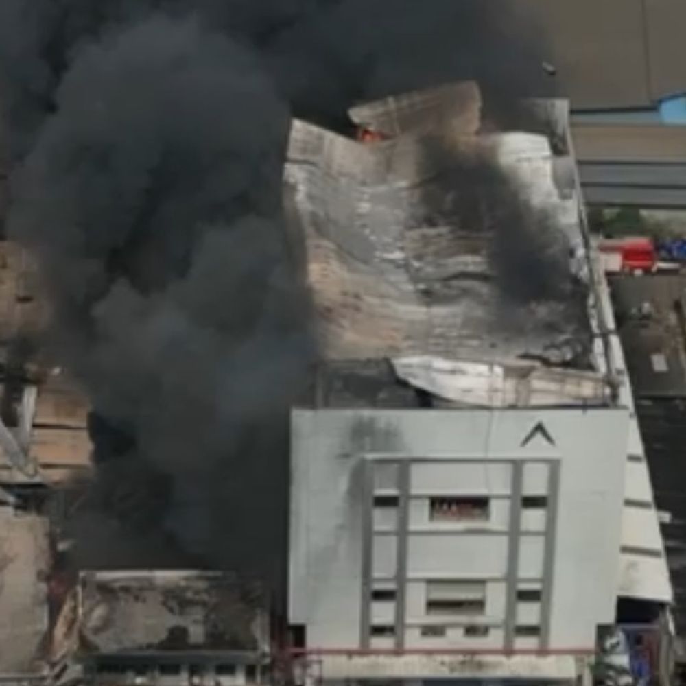 એથરના વેરહાઉસમાં આગની દુર્ઘટના બાદ ક્લોઝર ફટકારાઈ:સુરત ઇન્ડસ્ટ્રિયલ સેફટી એન્ડ હેલ્થ વિભાગનો સમગ્ર પ્રિમાઇસીસ બંધ રાખવાનો આદેશ, રોડ સાઇડ ટ્રાન્સફોર્મરમાં લાગેલી આગ એથર ઇન્ડસ્ટ્રીના ગોડાઉનમાં ફેલાયાનો રિપોર્ટ