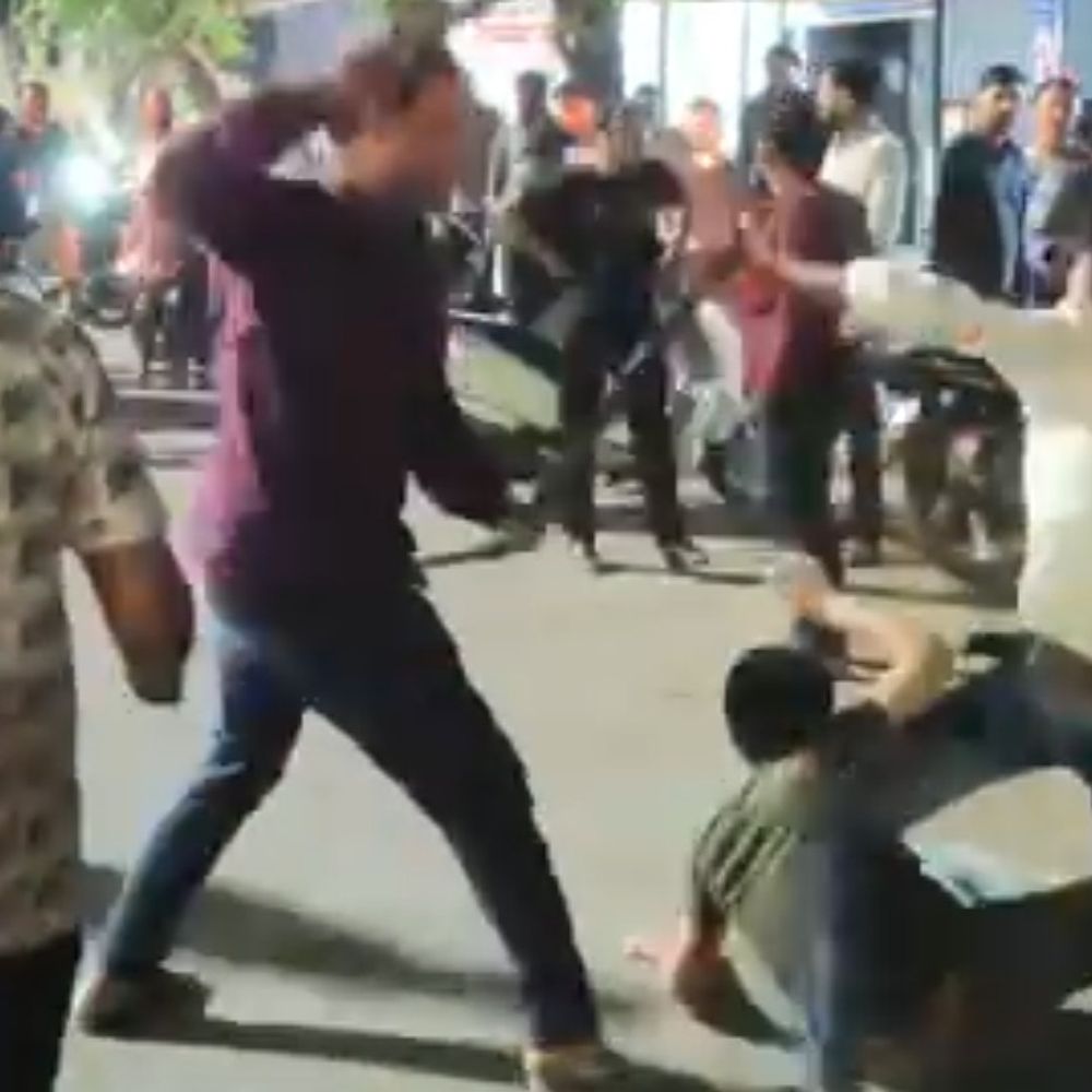 જાહેરમાં મારામારીના LIVE વીડિયો:સુરતમાં અશ્વિનીકુમાર રોડ પર પાણીપુરીના ધંધાર્થીઓ વચ્ચે લોહીલુહાણ જંગ, લાકડાના ફટકા ઉછળ્યા