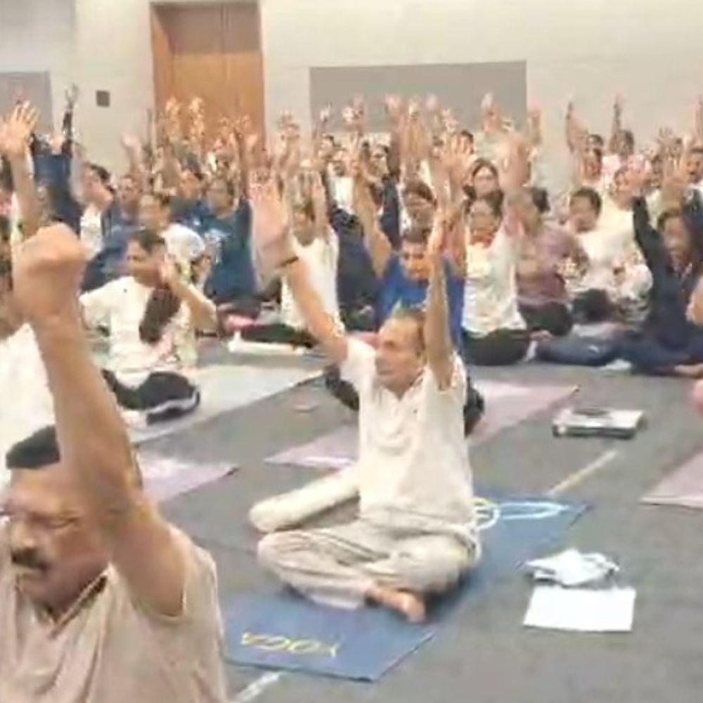 181માંથી માત્ર 25 ધારાસભ્યો જોડાયા:યોગમય વિધાનસભાની વાતો વચ્ચે MLA આવાસે યોગ કાર્યક્રમમાં નબળી હાજરી