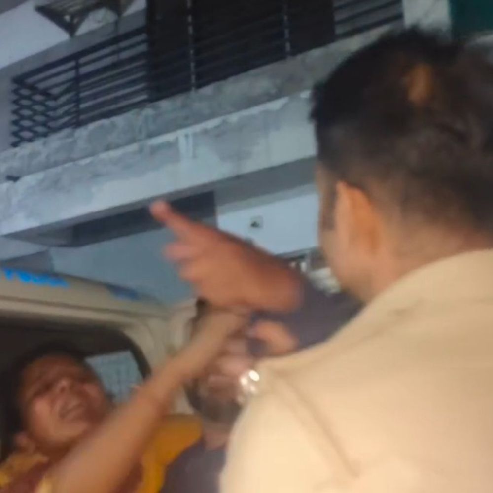 ઘરના ઝઘડામાં છોડાવવા ગયેલી પોલીસ પર હુમલો, VIDEO:વડોદરામાં નશામાં ધૂત યુવકે ડ્રાઇવર સાથે ઝપાઝપી કરી છાતીમાં મુક્કો માર્યો