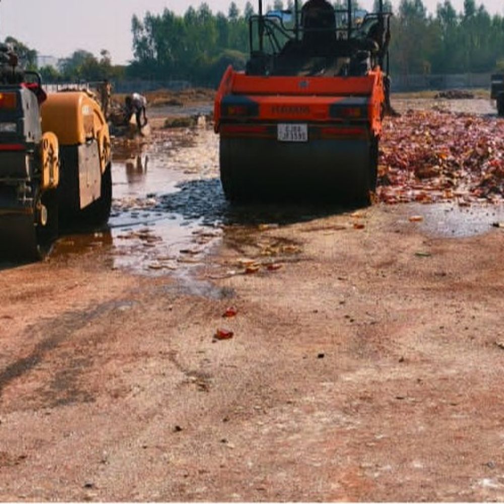 4.45 કરોડના દારૂ પર બુલડોઝર ફર્યું:કરજણ પોલીસ મથકના સૂત્રોએ ઝડપી પાડેલા વિદેશી દારૂના જથ્થાનો નાશ કરાયો