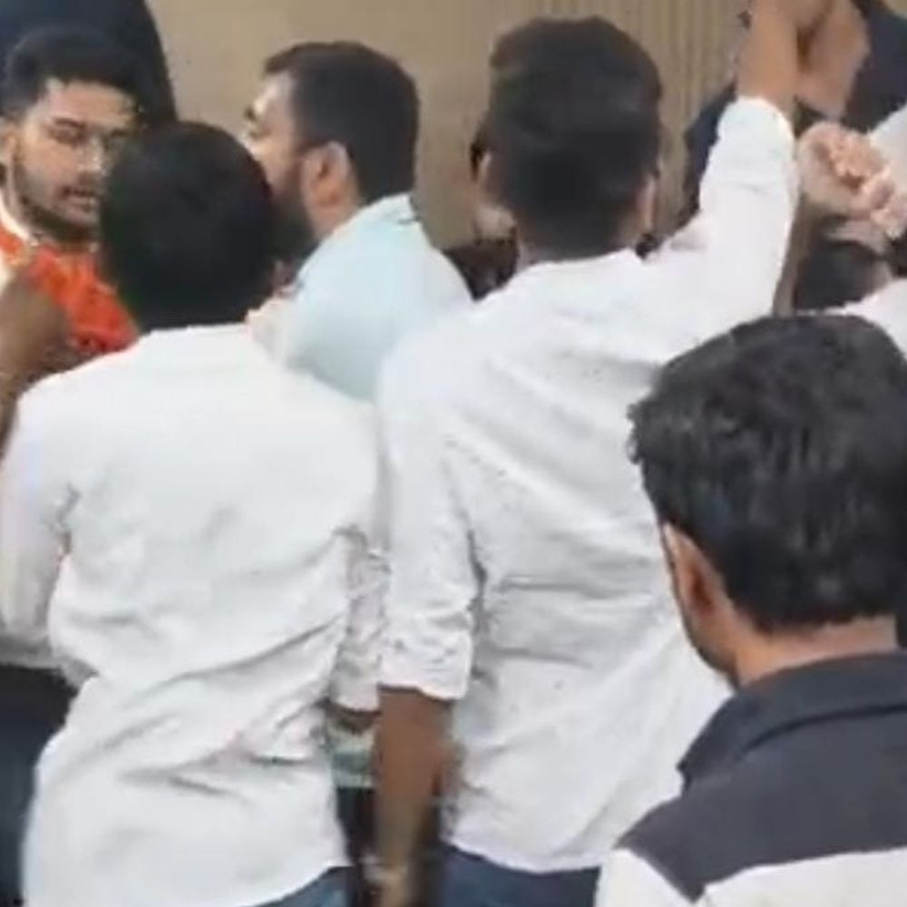 કુલપતિની ચેમ્બરમાં NSUI-ABVP વચ્ચે ઘર્ષણ:રાજકોટની સૌરાષ્ટ્ર યુનિવર્સિટીમાં થયેલી ઝપાઝપીમાં એક વ્યક્તિને સામાન્ય ઇજા, પોલીસ દ્વારા NSUIનાં આગેવાનોની અટકાયત