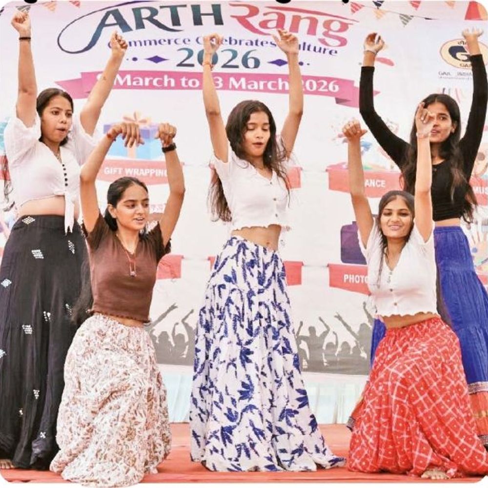 અર્થરંગના ચોથા દિવસે વિદ્યાર્થીઓએ રજૂ કરી કળા:કોમર્સ ફેકલ્ટીના યૂથ ફેસ્ટમાં કલા, અભિનય અને નૃત્યના સંગમથી સ્ટુડન્ટ્સનો સ્ટેજનો ડર દૂર થયો