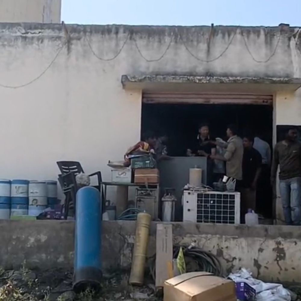 પાટણ નગરપાલિકાએ ગેરકાયદે પાણી પ્લાન્ટ સીલ કર્યો:હંસાપુર સીમમાં ગૌચરની જમીન પર નગરપાલિકાના સદસ્યનો સાગરીત પાણીનો વેપાર કરતો હતો