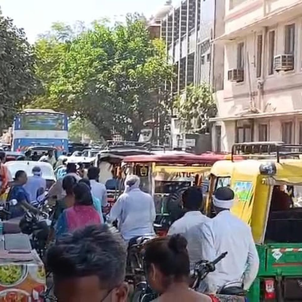 યાત્રાળુઓને ભારે મુશ્કેલી:દ્વારકાના શાક માર્કેટ ચોકમાં આડેધડ પાર્કિગથી ટ્રાફિકની ગંભીર સમસ્યા